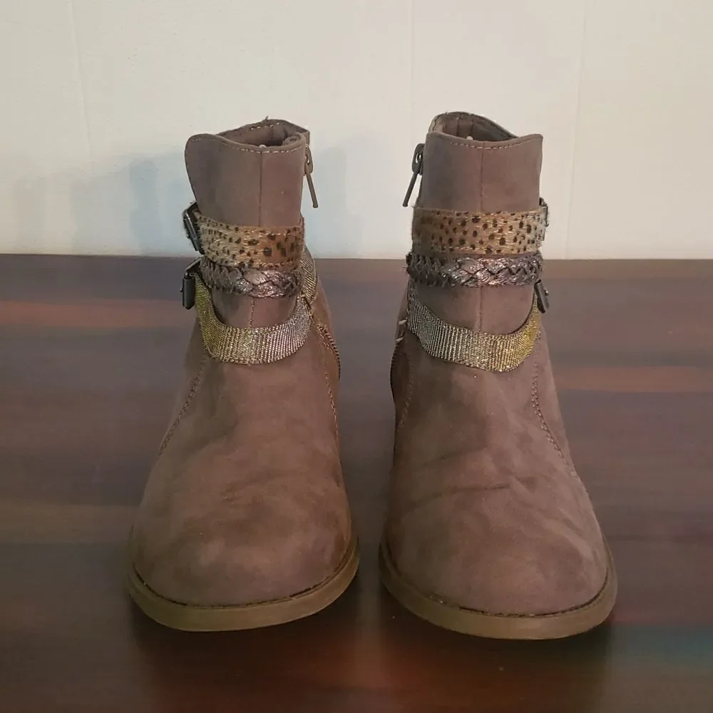EUC SO Brown Ankle Boots with Glittery 